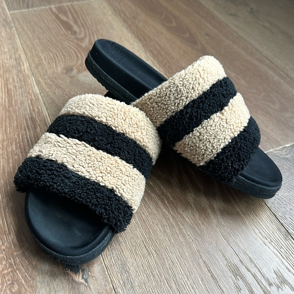 ROAM FUZZY PRISM SLIPPERS BEIGE & BLACK FAUX SHEARLING - Picture 1 of 6
